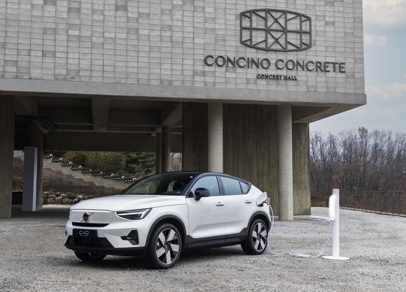 전면은 전기차 전용 프론트 그릴과 픽셀 기술 기반의 새로운 LED 헤드라이트가 적용됐다. ⓒ 볼보자동차코리아