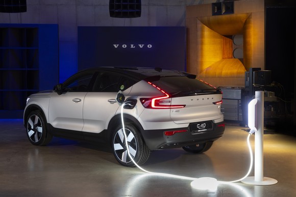 후면에는 웰컴 시퀀스가 포함된 새로운 리어 램프가 적용됐다. ⓒ 볼보자동차코리아