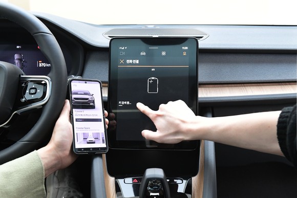 고객 인도 전 폴스타 2와 고객 핸드폰을 연결하는 차량 내부 이미지. ⓒ 폴스타코리아