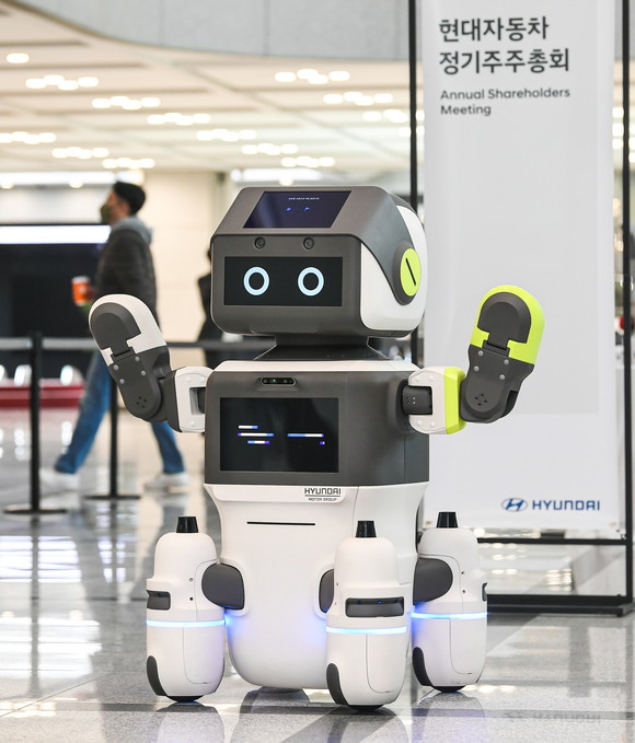 현대차가 자체 개발한 서비스 로봇 '달이(DAL-e)'. ⓒ 현대자동차