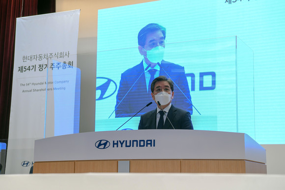 장재훈 현대차 대표이사가 주주들의 질의에 답변하고 있는 모습. ⓒ 현대자동차