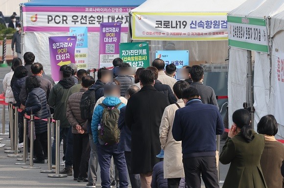 중앙방역대책본부는 25일 0시 기준 33만9514명의 코로나19 신규 확진자가 발생했다고 밝혔다. ⓒ 연합뉴스