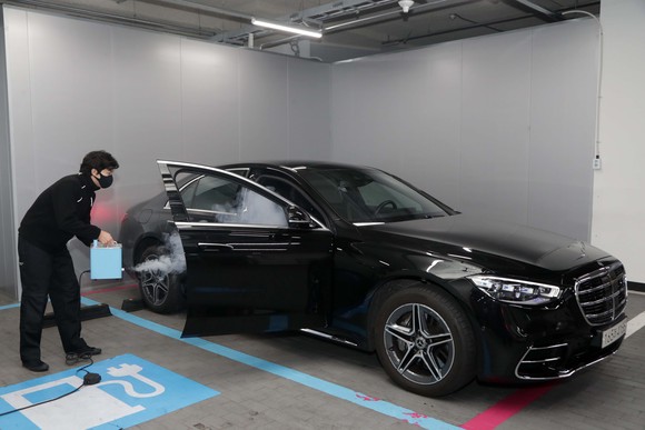 차량 살균 소독 서비스가 진행되고 있는 모습. ⓒ 메르세데스-벤츠 코리아