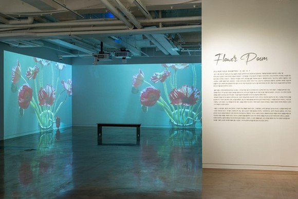 후지필름 코리아가 주최한 주지훈 작가의 플라워 포엠 전시가 관람객들의 호응에 힘입어 2주 연장 운영한다. ⓒ 후지필름 코리아