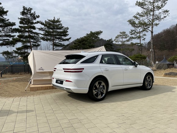 후면부는 넓고 간결한 수평 형태의 범퍼를 배치하고, 심플한 디자인의 스키드 플레이트를 통해 모던한 이미지를 강조했다. = 노병우 기자