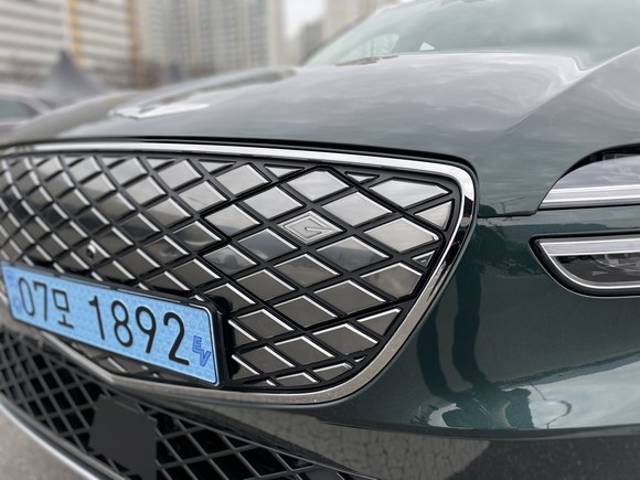 충전구는 닫았을 때 충전구의 경계가 드러나지 않아 그릴의 일부처럼 보인다. = 노병우 기자