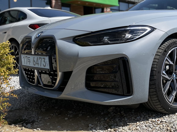 슬림한 디자인의 헤드라이트와 i4 전용 더블 키드니 그릴, 전면 범퍼 양쪽의 수직형 에어 커튼이 조화를 이루고 있는 전면. = 노병우 기자