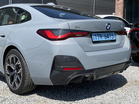 i4는 특유의 스포티한 감성에 진보적인 디자인 요소들이 결합돼 한층 강력한 존재감을 발휘한다. = 노병우 기자