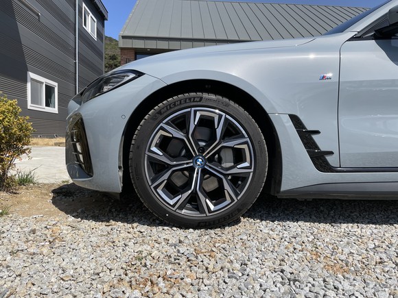 i4에는 안전하고 편안한 일상주행을 지원하는 첨단 운전자 보조 시스템과 다양한 편의사양들이 탑재됐다. = 노병우 기자