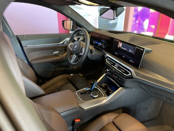 운전자 중심으로 설계된 실내에는 14.9인치 컨트롤 디스플레이로 구성된 BMW 커브드 디스플레이가 배치됐다. = 노병우 기자