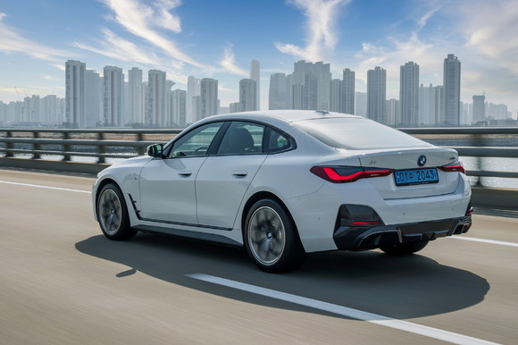 뒤로 부드럽게 흐르는 듯한 유려한 루프 라인은 쿠페 디자인 특유의 우아하면서도 역동적인 실루엣을 완성한다. ⓒ BMW 코리아