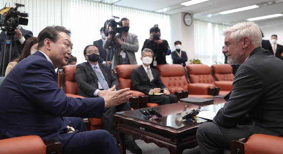 윤 당선인은 6일 라이펜수툴 주한독일대사를 접견하고 미래산업과 관련해 공동의 노력을 강화하자고 강조했다. ⓒ 대통령직인수위원회