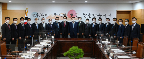 윤 당선인은 6일 17개 시·도지사와 만나 간담회를 갖고 지역균형발전에 대해 강조했따. ⓒ 대통령직인수위원회