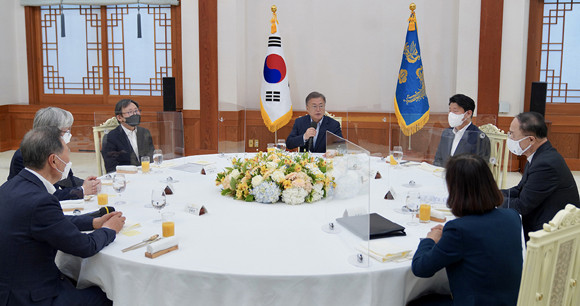 문 대통령은 "한국판 뉴딜은 대한민국이 세계의 흐름에 발맞추며 국제사회와 협력해 나가기 위해 반드시 가야 할 길"이라며 "대한민국이 선도국가로 나아갈 수 있는 길이기도 하다"고 강조했다. ⓒ 청와대