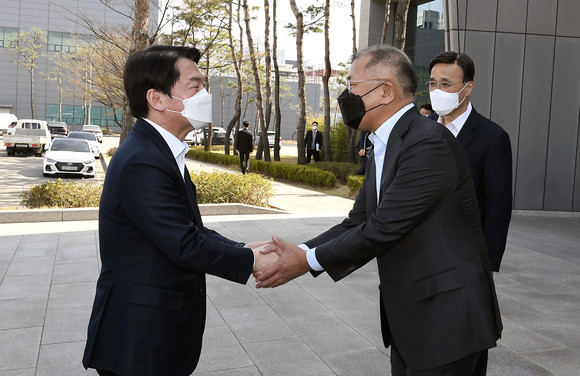 8일 경기도 화성시 현대자동차그룹 남양연구소를 방문한 안철수 대통령직 인수위원회 위원장을 현대차그룹 정의선 회장이 영접하고 있다. ⓒ 현대자동차그룹