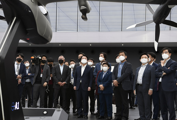 안철수 대통령직 인수위원회 위원장이 정의선 현대차그룹 회장과 함께 UAM 미래 비전 콘셉트 모델인 S-A1에 대한 설명을 듣고 있다. ⓒ 현대자동차그룹