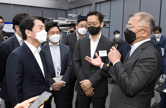안철수 대통령직 인수위원회 위원장에게 정의선 현대차그룹 회장이 도심 항공 모빌리티(UAM)에 대해 설명하고 있다. ⓒ 현대자동차그룹