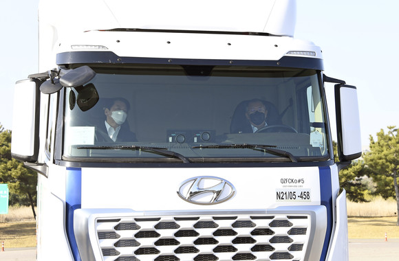 안철수 대통령직 인수위원회 위원장이 정의선 현대차그룹 회장이 직접 운전하는 수소트럭에 동승해 이야기를 나누고 있다. ⓒ 현대자동차그룹