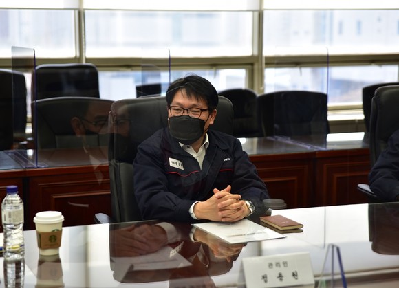 정용원 관리인이 회사현황에 대해 설명하는 모습. ⓒ 쌍용자동차