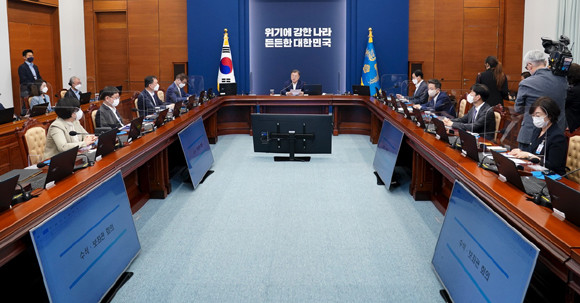 문 대통령은 지난 11일 수석보좌관회의에서 현 정부의 부동산 정책을 비판하며 규제 완화 의지를 보이고 있는 윤 당선인 측의 부동산 정책의 기조를 우려했다. ⓒ 청와대