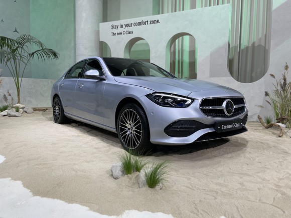 더 뉴 C 200 4MATIC 아방가르드 모델 전면부는 중앙의 삼각별 로고 및 루브르와 함께 세로형 블랙 라디에이터 그릴로 완성됐다. = 노병우 기자