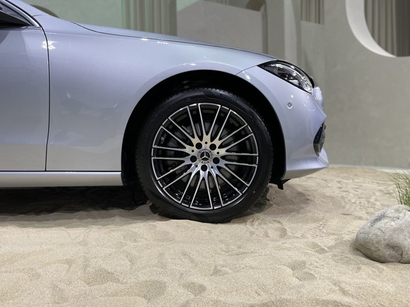 18인치 멀티 스포크 경량 알로이 휠이 외관을 더욱 돋보이게 한다. = 노병우 기자