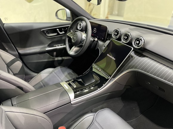 아방가르드 모델 인테리어에는 블랙 오픈포어 알루미늄 라인 우드트림을 적용해 우아한 실내 분위기를 완성했다. = 노병우 기자