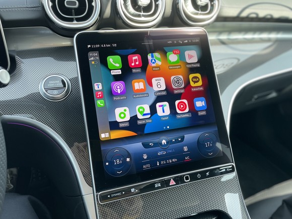 애플 카플레이를 연결한 모습의 센트럴 디스플레이는 마치 아이패드와 흡사하다. = 노병우 기자