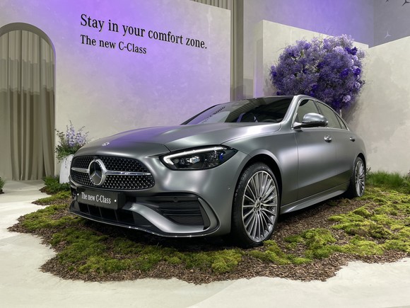더 뉴 C 300 AMG 라인은 다이아몬드 라디에이터 그릴이 적용됐으며, 더 뉴 S-클래스에서 최초로 선보인 디지털 라이트(DIGITAL LIGHT)가 기본 사양으로 제공된다. = 노병우 기자