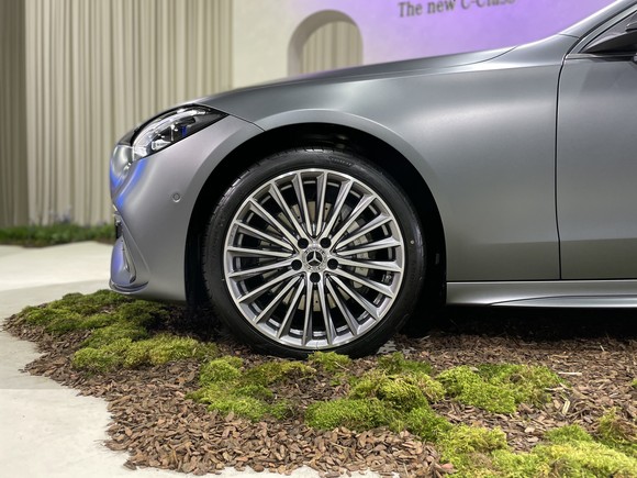 19인치 AMG 멀티 스포크 경량 알로이 휠을 적용해 스포티함을 더했다. = 노병우 기자