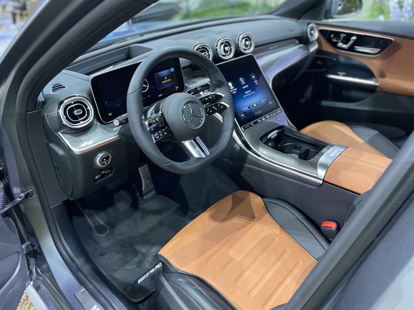 AMG 라인 실내에는 나파 가죽이 적용된 D-컷 형태의 다기능 스포츠 스티어링 휠이 적용돼 더욱 역동적인 느낌을 선사한다. = 노병우 기자