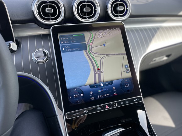 더 뉴 C-클래스는 차량 중앙에 위치한 11.9인치 세로형 고해상도 LCD 디스플레이를 통해 간단한 터치만으로 차량 내 다양한 기능을 제어할 수 있다. = 노병우 기자