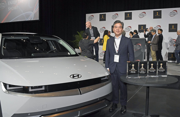 장재훈 사장이 세계 올해의 차를 수상한 뒤 기념 촬영을 하고 있다. ⓒ 현대자동차
