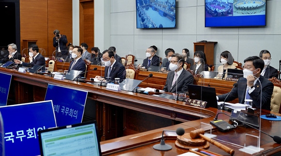문 대통령은 제18회 국무회의에서 부울경특별연합이 초광역협력의 선도모델이 될 수 있도록 지자체와 관계부처가 협력해야 한다고 강조했다. ⓒ 청와대