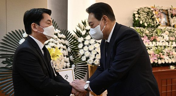 윤 당선인은 지난 20일 안철수 인수위원장의 부친상 빈소를 찾아 고인의 영정에 조문했다. ⓒ 대통령직인수위원회