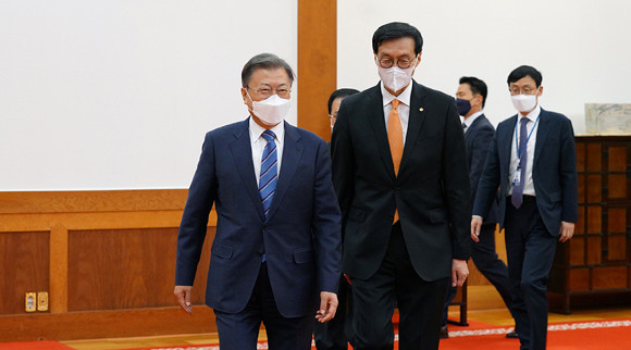 문 대통령은 지난 20일 수여하기로 했던 한국은행 신임 임명장을 21일 이창용 신임 한국은행 총장에게 수여했다. ⓒ 청와대