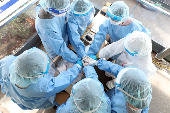 사진은 광주 동구보건소 선별진료소에서 의료진이 서로를 격려하고 있는 모습. ⓒ 연합뉴스