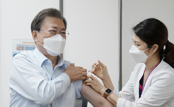 문재인 대통령과 김정숙 여사는 25일 종로구 보건소에서 코로나19 백신 4차 접종을 받았다. ⓒ 청와대