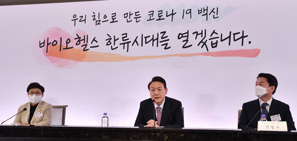 윤 당선인은 25일 SK바이오사이언스를 방문해 코로나19 백신 개발 현장을 둘러보고 바이오제약 산업의 가치를 높게 평가했다. ⓒ 연합뉴스