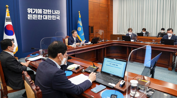 문 대통령은 가덕도 신공항 건설이 사전타당성 조사를 마치고 국무회의에서 추진 계획이 의결된 것에 대해 매우 뜻깊다고 했다. ⓒ 청와대