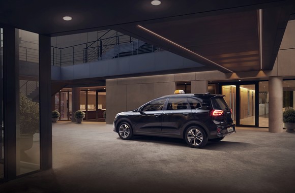 니로 플러스의 외장은 새롭게 적용된 하이루프와 리어 글라스로 확장된 공간감을 연출하는 것이 특징이다. ⓒ 기아