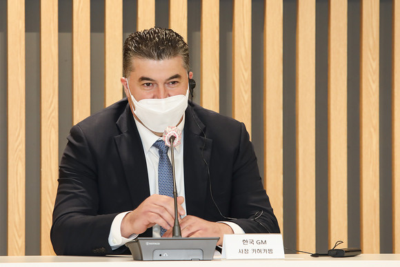 카허 카젬 한국GM 사장이 외투기업의 국내 투자 확대를 위한 실효성 있는 제언을 발표하고 있는 모습. ⓒ 한국GM