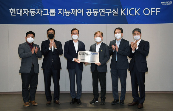 '지능 제어 공동연구실' 설립 기념촬영 하고 있는 모습. ⓒ 현대자동차그룹