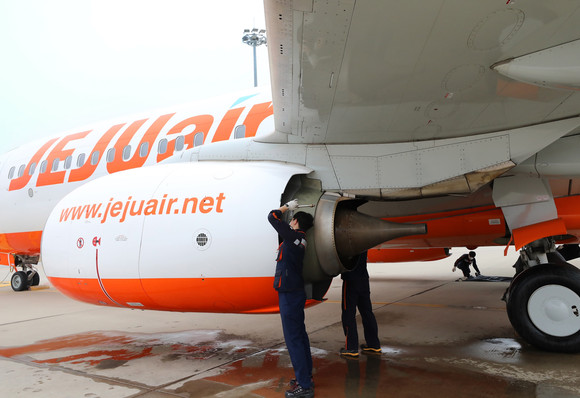 제주항공이 탄소배출을 줄이기 위한 일환으로 엔진을 세척하고 있다. ⓒ 제주항공