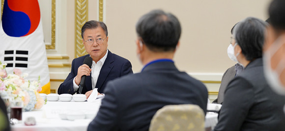 문 대통령이 방역 관계자들을 격려하는 오찬 간담회를 청와대에서 개최했다. ⓒ 청와대