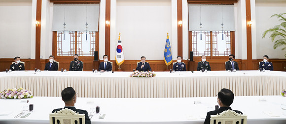 문 대통령은 29일 청와대 충무실에서 군 주요직위자들을 초청한 오찬간담회를 개최했다. ⓒ 청와대