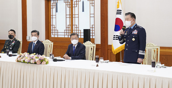 오찬간담회에서 문 대통령은 정권이 바뀌는 어수선한 시기지만 빈틈없는 방위태세를 유지할 것을 강조했다. ⓒ 청와대