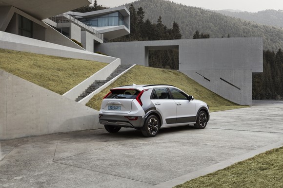 신형 니로 EV는 V2L·HDA 2·하만카돈 사운드 시스템 등 고급 편의사양이 탑재됐다. ⓒ 기아