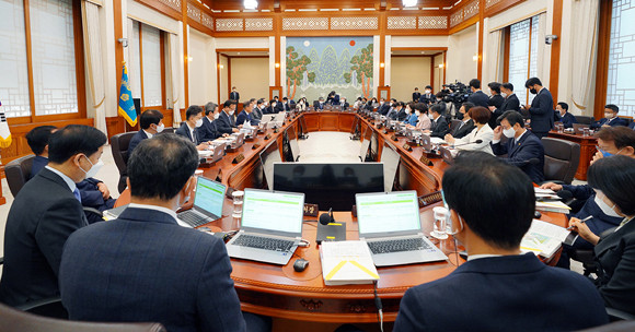 국무회의에서는 국회에서 의결돼 정부로 이송된 법률공포안 2건을 심의·의결했다. ⓒ 청와대