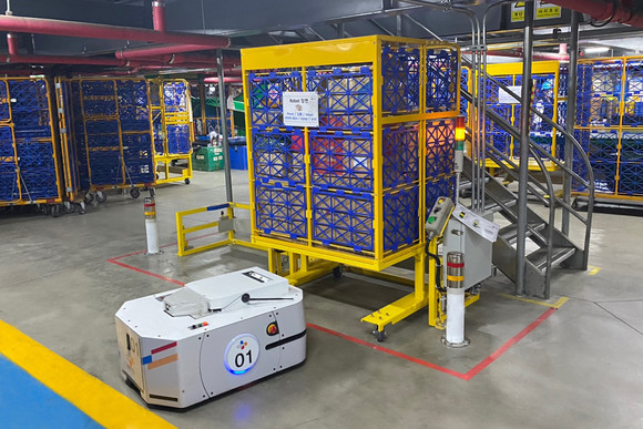 자율주행 운송로봇 AMR이 전용 롤테이너에 도킹하고 있는 모습. ⓒ CJ대한통운